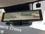 インテリジェントルームミラーは、大きな荷物や後席に背の高い人が乗車した時などでも関係なく後方の確認が出来て安心ですまた、夜間の後続車のライトも眩しさが軽減されます。