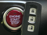 【Hondaスマートキー】カバンやポケットに入れたままでもドアの施錠・解錠が可能なスマートキーを装備。エンジンのオン・オフ時もカギを取り出す必要が無いからとっても便利です♪