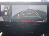 パノラミックビューモニター付きです。車両を上から見た様な映像を画面に表示。運転席からの目視だけでは見にくい、車両周辺の状況をリアルタイムでしっかり確認出来ます。