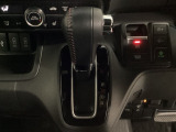 CVT車のセレクトレバーです。低速から高速まで、変速ショックのないスムーズな走りと、エンジン効率のよい領域を維持して燃費にも貢献します。サイドブレーキはスイッチ操作の電子制御パーキングブレーキです。