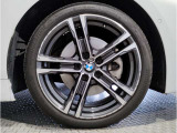 BMWの純正アロイホイールは軽量かつ強度にも優れているホイールで走行性能を引き上げる設計になっております。足元にもBMWは妥協がなくこだわっている個所になります。