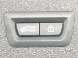 ●電動リアゲート:ワンタッチでリアゲートの開閉ができ、荷物などで両手が塞がっている状態でも簡単に開閉ができる便利機能です。