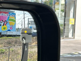 ブラインドスポットモニターは、左右斜め後ろを平行して走る車を認識し、車線変更の際に危険を察知するとドライバーへ警告を促します。夜・雨・トンネル内など走行時の環境が悪い時ほど便りになる機能です!