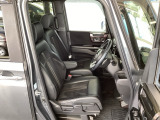 フロント広々、ベンチシートの運転席は、ハイトアジャスターが付いているので、快適にドライブができます。ハンドルはチルトステアリングで、ハンドル位置を上下に調節できます。