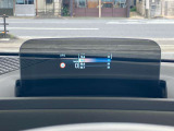 人気のヘッドアップディスプレイ!現在の車速、ナビゲーション・システムによるルート案内の矢印表示、チェック・コントロール、前車接近警告など、さまざまな情報をドライバーの視界内に直接表示いたします!