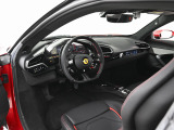 こちらは左ハンドルのお車でございます。内装色はNeroを選択しております。
