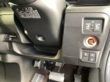 左側に高速で便利なETCがあり、また、便利な電動スライドドア、横滑りを防ぐVSAなどのスイッチは、運転席の右側、手の届きやすい位置にあります。