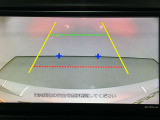 【バックカメラ】駐車時に後方がリアルタイム映像で確認できます。大型商業施設や立体駐車場での駐車や、夜間のバック時に大活躍!運転スキルに関わらず今や必須となった装備のひとつです。