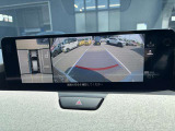オプション装着の360&deg;ビューモニターでは、両サイドとフロント、バックカメラの合成で、あたかも上空から見下ろした様に周囲を確認して頂けます。駐車場だけでなく、T字路等でも活躍のアイテムです。