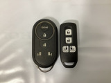 スマートキー付きですからドアロックの開閉およびエンジンスタートが楽々です。電動スライドドアの開け閉めもボタンで操作できます。加えて、純正リモコンエンジンスターター用の操作キーもついています。