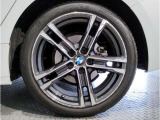 BMWの純正アロイホイールは軽量かつ強度にも優れているホイールで走行性能を引き上げる設計になっております。足元にもBMWは妥協がなくこだわっている個所になります。
