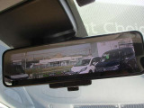 スマートルーミラー装備車両後方のカメラ映像をミラ-面に映し出すので、車内の状況や、天候などに影響されにくく、よりクリアな後方視界が得られます。