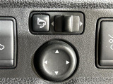 【電動格納ミラー】運転席のスイッチで、ドアミラーの開閉や角度の調整ができます。