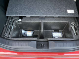 ラゲッジ下の収納スペースです!