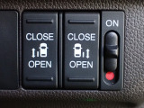 運転席からもスライドドアをボタン操作でスピーディーに開閉できます!またスマートキーでも操作できるので便利です。