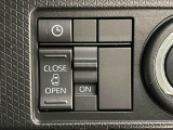 助手席側はパワースライドドアウェルカムオープン機能 降車時にスイッチで予約しておけば、乗車時に電子カードキーを持ってクルマに近づくだけでパワースライドドアが自動でオープン♪