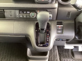 足元スッキリ、インパネシフトです。パーキングブレーキは電子制御パーキングブレーキタイプなので、運転席と助手席の間がスッキリしています。