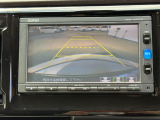 駐車時の安全確認をサポートするバックカメラも使用できます。インターナビで様々な情報を得ることもできます。
