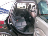 ドア開口部が大きく開き、足元広々ゆったり乗れます。センターアームレスト。