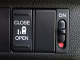 運転席からもスライドドアをボタン操作でスピーディーに開閉できます!またスマートキーでも操作できるので便利です。