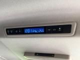 【リアオートエアコン】広い後部座席には必須の機能!風量や温度を自動で調整し前席と同様な車内環境にしてくれるリアオートエアコンを装備。夏の暑さも冬の寒さもストレスなく快適にお過ごしいただけます♪
