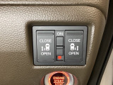 リアドアは乗り降りに便利な両側電動スライドドアです。また運転席に座っていながらスイッチ操作で自在にスライドドアを開け閉めできます。