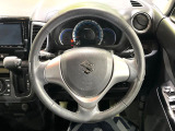 インテリアに合わせたデザインのステアリングは、運転される方のことも考え、運転しやすい形状、大きさです。是非一度、実際に触ってお確かめください。