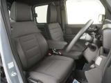 運転席のスペースはゆったりしていていながらも、腰のホールドを増やし長時間乗っても疲れにくいシートとなっております。また座面も頻繁な乗り降りでも破れにくい縫製となっております。