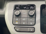 【オートエアコン】一度お好みの温度に設定すれば、車内の温度を検知し風量や温度を自動で調整。暑い&hellip;寒い&hellip;と何度もスイッチ操作をする必要はありません。快適な車内空間には必須の機能ですね♪