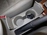 運転席と助手席の間にもドリンクホルダーが付いています!