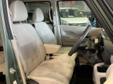 運転席はほどよくホールド感のある形状をしておりますので、運転がし易いです!