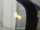 ブラインドスポットモニター装備。隣車線を走る車両を検知。ドアミラーでは確認しにくい後、側方エリアに存在する車両や急接近してくる車両も検知しドアミラーに搭載されたLEDインジケーターが点灯します。
