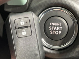 【キーレススタートシステム】カバンやポケットに入れたままでもドアの施錠・解錠が可能なスマートキーを装備。エンジンのオン・オフ時もカギを取り出す必要が無いからとっても便利です♪