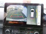 (パノラミックビューモニタ-)車を上から見たような映像で死角もバッチリ確認できます。