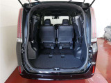 3列目シートは左右跳ね上げ式☆荷室スペース広々☆たっぷり収納出来て便利です☆
