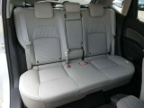 セカンドシートもゆったりです。内装色はエアリーグレーになります。