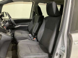 【運転席・助手席シート】いたみ、汚れなどは少なく、全体的に良好な状態です。