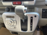 インパネシフトで足元すっきり、操作も楽々。