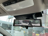 車体の後部にカメラがついていて、その映像がルームミラー内のモニターに表示します。人や荷物などで視界が遮られた時なども確認がしやすいです。
