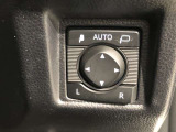 電動格納式ドアミラー付き。駐車場へ停めた時に、ボタン一つで左右のドアミラーをたたむ事ができます。