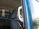 リアシートのコンディションも良好です!!同乗者のひざ周り、足元空間もしっかりキープ♪低床フロアにセンターピラーグリップを設置♪同乗者の乗り降りのしやすさも重要です☆☆ぜひ当店にてお確かめ下さい!!