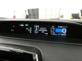 とっても見やすいメーターです。夜間時はラグジュアリーな気分にさせてくれる照明が魅力ですので、夜のドライブも楽しみになりますよ♪