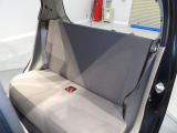 後部座席もリラックスできる車内空間になっております。足元広々?♪