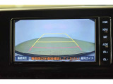 バックガイドモニター(バックモニター)付き。車両後方の映像をナビ画面に表示し、駐車などの後退操作をサポートします。
