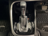 CVT車のセレクトレバーです。低速から高速まで、変速ショックのないスムーズな走りと、エンジン効率のよい領域を維持して燃費にも貢献します。サイドブレーキはスイッチ操作の電子制御パーキングブレーキです。