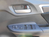 <パワーウィンドウ>運転席で全座席の窓をラクラク操作!元気なお子様やワンちゃんのイタズラも防いでいただけますよ!