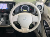 インテリアに合わせたデザインのステアリングは、運転される方のことも考え、運転しやすい形状、大きさです。是非一度、実際に触ってお確かめください。