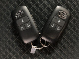 スマートキーを装備しています☆カギをカバンやポケットに入れて頂いた状態でドアロックの開閉やエンジンスタートをして頂けますよ!とても便利な装備です!