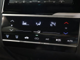 フルオートエアコンが装備されています!お好みの温度設定をするだけでエアコンの風量やモードの切り替えを自動でコントロールしてくれます!ユーザーの操作が少なく燃費走行にもつながります!