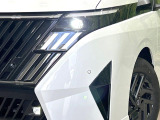 【LEDヘッドライト】悪天候や夜間走行時も良好な視界を確保し安心して運転できる高輝度LEDヘッドライトを装備!点灯速度が早く、消費電力も抑えられています。